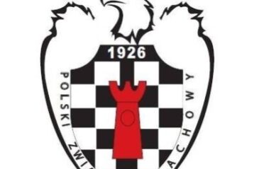 Logo Polskiego Związku Szachowego, czerwona wieża na tle szachownicy, nad nimi głowa orła w koronie.